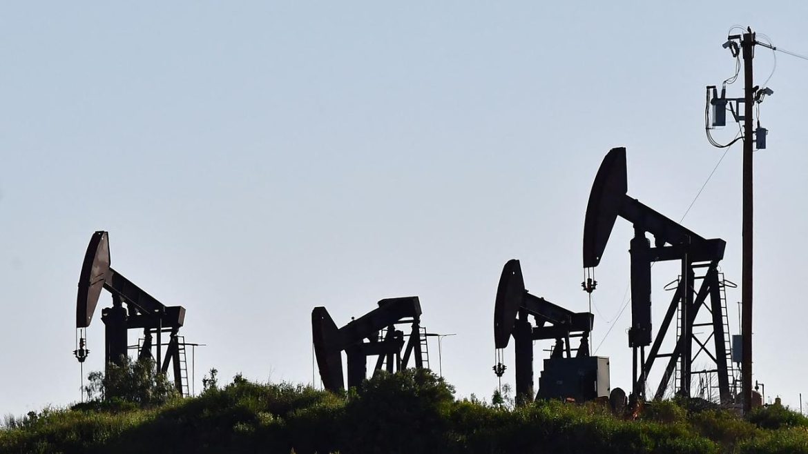 Australian share market down 1.3 pct as major bank warns oil prices could hit record-high