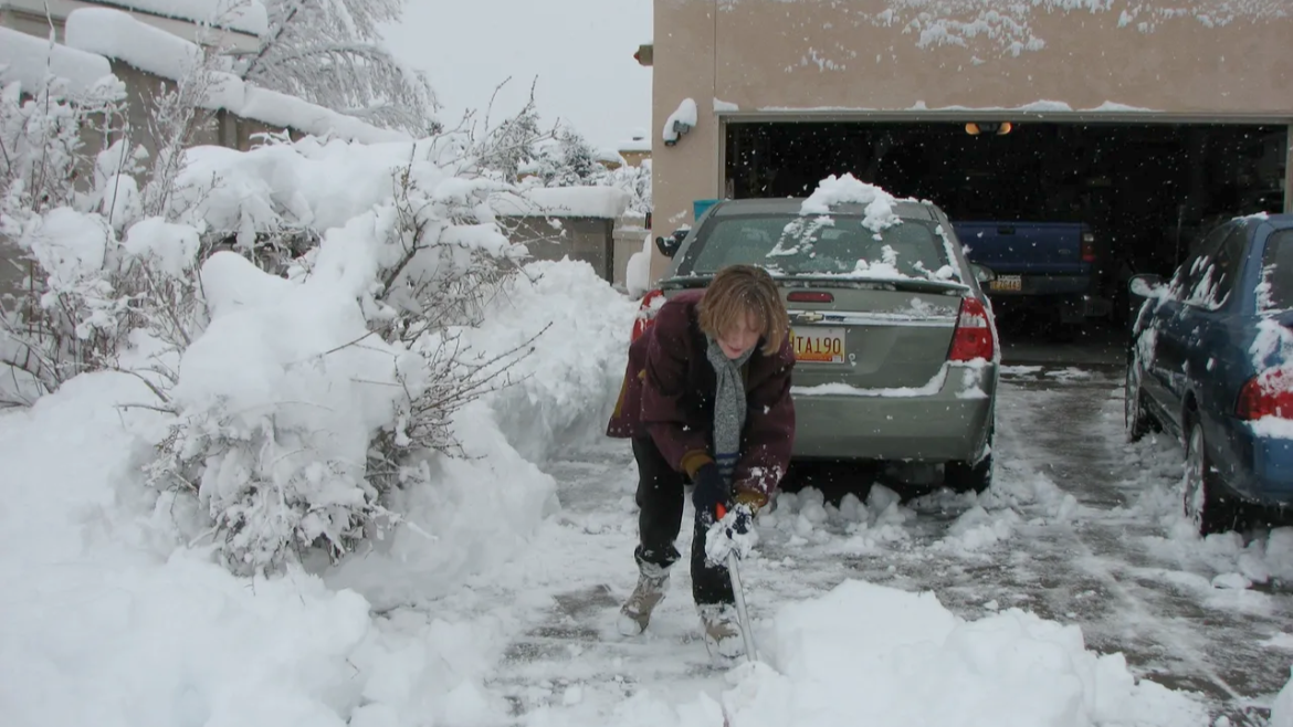 Blizzard, strong winds slam much of U.S.