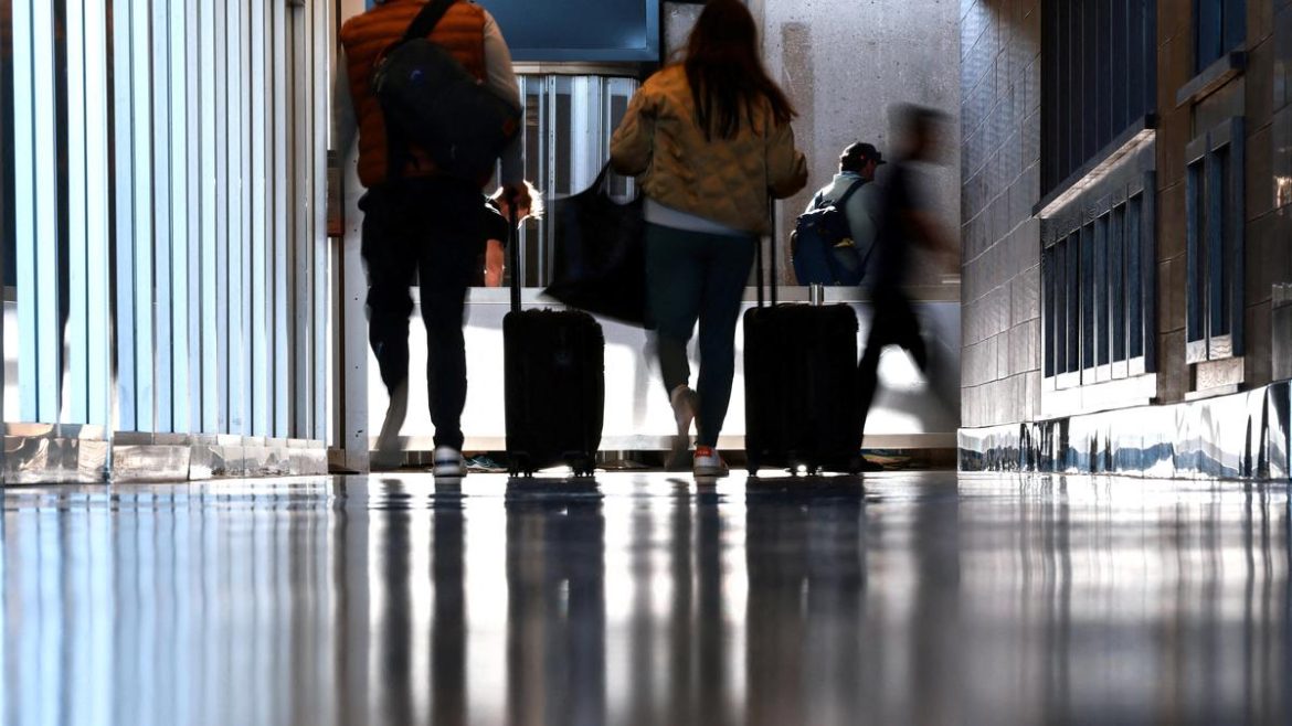 U.S. expands Ebola-related entry restrictions to include green card holders